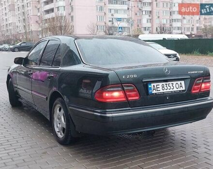 Зелений Мерседес Е-Клас, об'ємом двигуна 2 л та пробігом 331 тис. км за 4450 $, фото 4 на Automoto.ua