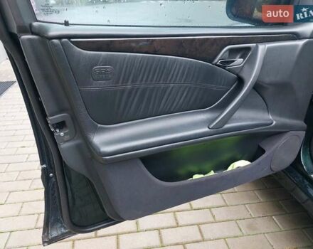 Зелений Мерседес Е-Клас, об'ємом двигуна 2 л та пробігом 331 тис. км за 4450 $, фото 7 на Automoto.ua