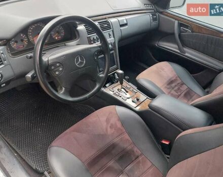 Зелений Мерседес Е-Клас, об'ємом двигуна 2 л та пробігом 331 тис. км за 4450 $, фото 6 на Automoto.ua