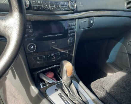 Зелений Мерседес Е-Клас, об'ємом двигуна 3.2 л та пробігом 395 тис. км за 6500 $, фото 15 на Automoto.ua