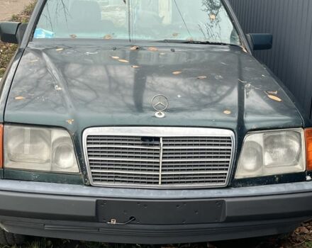 Зеленый Мерседес Е-Класс, объемом двигателя 2 л и пробегом 390 тыс. км за 1000 $, фото 1 на Automoto.ua