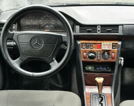 Зеленый Мерседес Е-Класс, объемом двигателя 3 л и пробегом 280 тыс. км за 3999 $, фото 5 на Automoto.ua