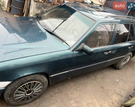 Зеленый Мерседес Е-Класс, объемом двигателя 3 л и пробегом 402 тыс. км за 2700 $, фото 2 на Automoto.ua