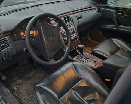 Зелений Мерседес Е-Клас, об'ємом двигуна 2.87 л та пробігом 390 тис. км за 3800 $, фото 11 на Automoto.ua