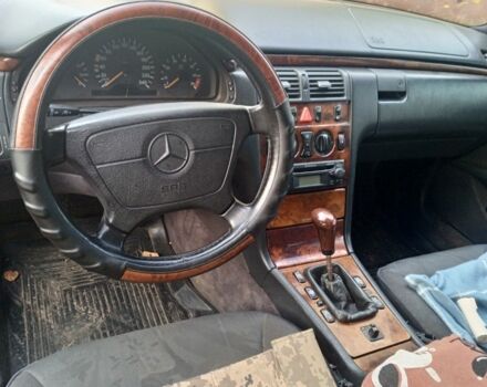 Зеленый Мерседес Е-Класс, объемом двигателя 2 л и пробегом 300 тыс. км за 1654 $, фото 6 на Automoto.ua