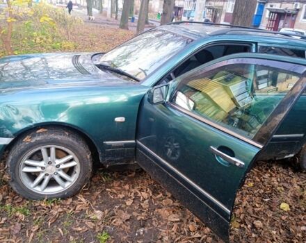 Зеленый Мерседес Е-Класс, объемом двигателя 2 л и пробегом 300 тыс. км за 1654 $, фото 1 на Automoto.ua