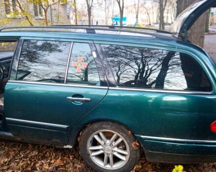 Зеленый Мерседес Е-Класс, объемом двигателя 2 л и пробегом 300 тыс. км за 1654 $, фото 7 на Automoto.ua