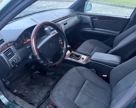 Зеленый Мерседес Е-Класс, объемом двигателя 2.6 л и пробегом 158 тыс. км за 1650 $, фото 6 на Automoto.ua