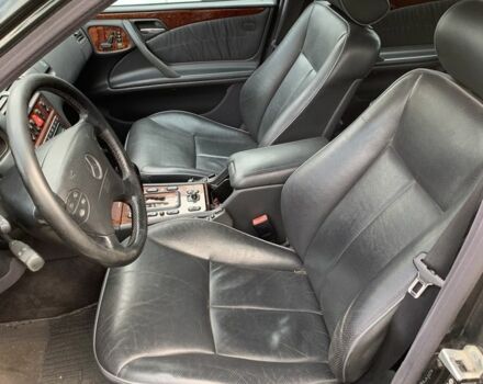 Зеленый Мерседес Е-Класс, объемом двигателя 3.2 л и пробегом 344 тыс. км за 4999 $, фото 4 на Automoto.ua