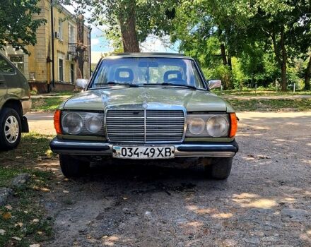 Зелений Мерседес Е-Клас, об'ємом двигуна 2 л та пробігом 300 тис. км за 1500 $, фото 1 на Automoto.ua