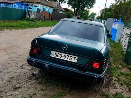 Зеленый Мерседес Е-Класс, объемом двигателя 2 л и пробегом 500 тыс. км за 1250 $, фото 1 на Automoto.ua