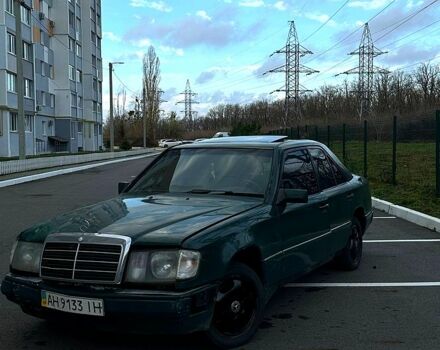 Зеленый Мерседес Е-Класс, объемом двигателя 3 л и пробегом 333 тыс. км за 1250 $, фото 1 на Automoto.ua