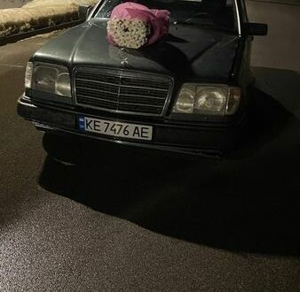 Зеленый Мерседес Е-Класс, объемом двигателя 3.2 л и пробегом 320 тыс. км за 2300 $, фото 1 на Automoto.ua