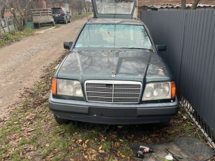 Зелений Мерседес Е-Клас, об'ємом двигуна 2 л та пробігом 390 тис. км за 1000 $, фото 1 на Automoto.ua