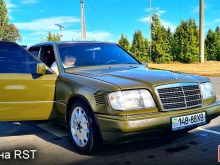 Мерседес Е-Клас 1994 у Пирятине на Automoto.ua Зелений Мерседес Е-Клас, об'ємом двигуна 2.2 л та пробігом 550 тис. км за 2100 $, фото 1 на Automoto.ua