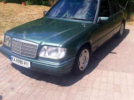 Зеленый Мерседес Е-Класс, объемом двигателя 2.2 л и пробегом 378 тыс. км за 2150 $, фото 1 на Automoto.ua