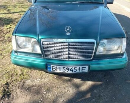 Зеленый Мерседес Е-Класс, объемом двигателя 2 л и пробегом 379 тыс. км за 4200 $, фото 1 на Automoto.ua