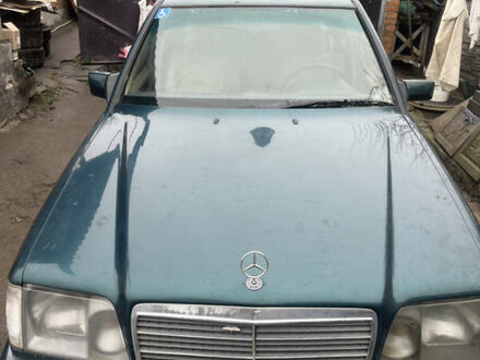 Зеленый Мерседес Е-Класс, объемом двигателя 3 л и пробегом 402 тыс. км за 2700 $, фото 1 на Automoto.ua