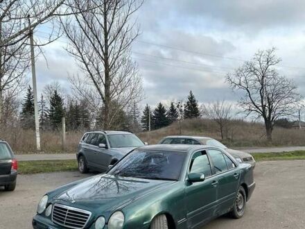 Зеленый Мерседес Е-Класс, объемом двигателя 2.8 л и пробегом 196 тыс. км за 2300 $, фото 1 на Automoto.ua