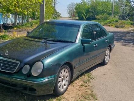 Мерседес Е-Клас 1996 у Южноукраинске на Automoto.ua Зелений Мерседес Е-Клас, об'ємом двигуна 2.2 л та пробігом 450 тис. км за 2850 $, фото 1 на Automoto.ua