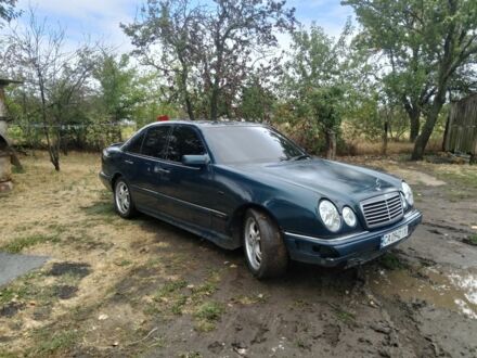 Мерседес Е-Класс 1996 в Долинской на Automoto.ua Зеленый Мерседес Е-Класс, объемом двигателя 2 л и пробегом 450 тыс. км за 3000 $, фото 1 на Automoto.ua