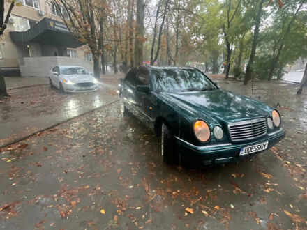 Зеленый Мерседес Е-Класс, объемом двигателя 2.3 л и пробегом 315 тыс. км за 3800 $, фото 1 на Automoto.ua