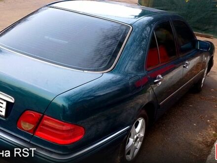 Зеленый Мерседес Е-Класс, объемом двигателя 2.2 л и пробегом 300 тыс. км за 3700 $, фото 1 на Automoto.ua