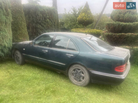 Зеленый Мерседес Е-Класс, объемом двигателя 2 л и пробегом 290 тыс. км за 2900 $, фото 1 на Automoto.ua