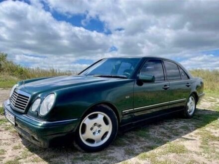 Зеленый Мерседес Е-Класс, объемом двигателя 4.2 л и пробегом 300 тыс. км за 2500 $, фото 1 на Automoto.ua