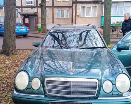 Зеленый Мерседес Е-Класс, объемом двигателя 2 л и пробегом 300 тыс. км за 1654 $, фото 1 на Automoto.ua