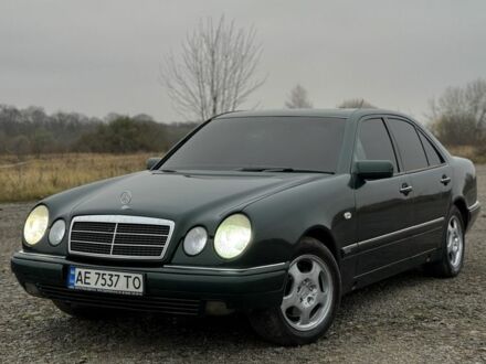 Зеленый Мерседес Е-Класс, объемом двигателя 2.4 л и пробегом 360 тыс. км за 3400 $, фото 1 на Automoto.ua