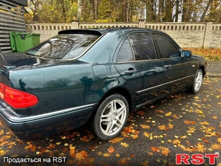 Зелений Мерседес Е-Клас, об'ємом двигуна 2 л та пробігом 400 тис. км за 3800 $, фото 1 на Automoto.ua