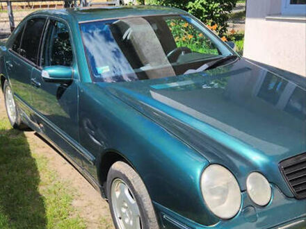 Мерседес Е-Клас 2000 у Новояворівськ на Automoto.ua Зелений Мерседес Е-Клас, об'ємом двигуна 3.2 л та пробігом 435 тис. км за 3100 $, фото 1 на Automoto.ua