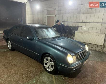 Зелений Мерседес Е-Клас, об'ємом двигуна 3.2 л та пробігом 400 тис. км за 3150 $, фото 1 на Automoto.ua