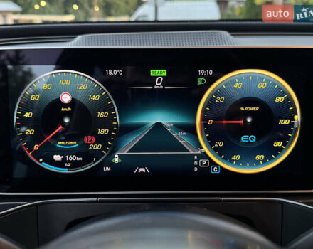 Серый Мерседес EQC, объемом двигателя 0 л и пробегом 90 тыс. км за 36800 $, фото 63 на Automoto.ua