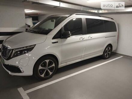 Мерседес EQV 2021 в Ровно на Automoto.ua Белый Мерседес EQV, объемом двигателя 0 л и пробегом 5 тыс. км за 63600 $, фото 1 на Automoto.ua