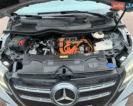 Серый Мерседес EQV, объемом двигателя 0 л и пробегом 17 тыс. км за 63900 $, фото 6 на Automoto.ua