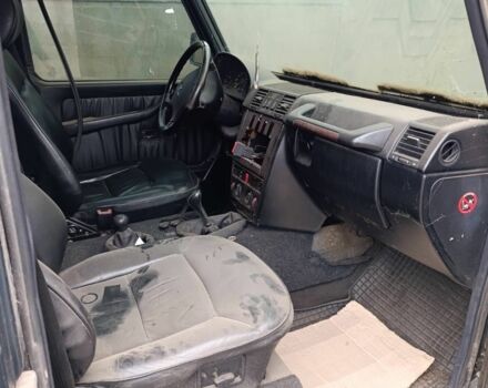 Черный Мерседес Г-Класс, объемом двигателя 3.2 л и пробегом 190 тыс. км за 12000 $, фото 4 на Automoto.ua