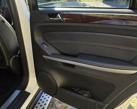 Мерседес ГЛ-класс 2011 в Львове на Automoto.ua Белый Мерседес ГЛ-класс, объемом двигателя 2.99 л и пробегом 385 тыс. км за 20000 $, фото 19 на Automoto.ua