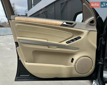 Черный Мерседес ГЛ-класс, объемом двигателя 5.46 л и пробегом 358 тыс. км за 14000 $, фото 17 на Automoto.ua