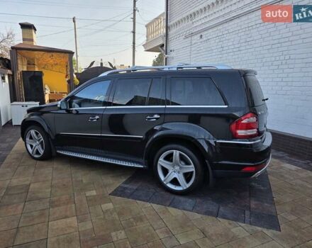 Черный Мерседес ГЛ-класс, объемом двигателя 5.5 л и пробегом 130 тыс. км за 15000 $, фото 1 на Automoto.ua