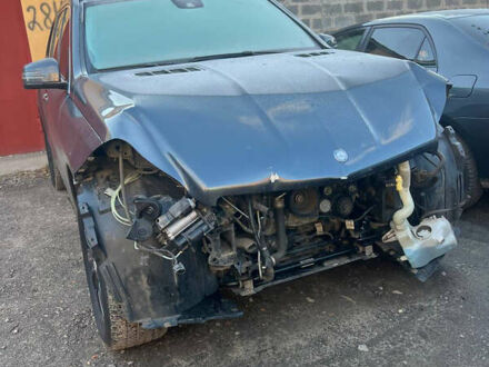 Серый Мерседес ГЛ-класс, объемом двигателя 4.6 л и пробегом 320 тыс. км за 12000 $, фото 1 на Automoto.ua