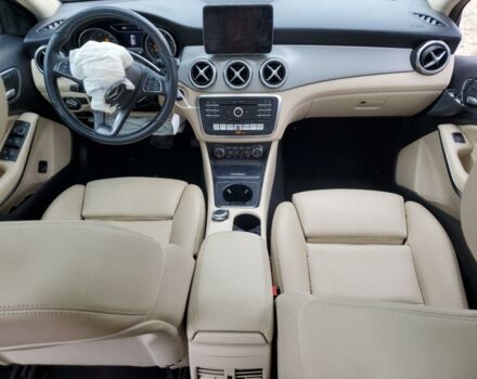 Синий Мерседес GLA 250, объемом двигателя 2 л и пробегом 228 тыс. км за 10000 $, фото 7 на Automoto.ua