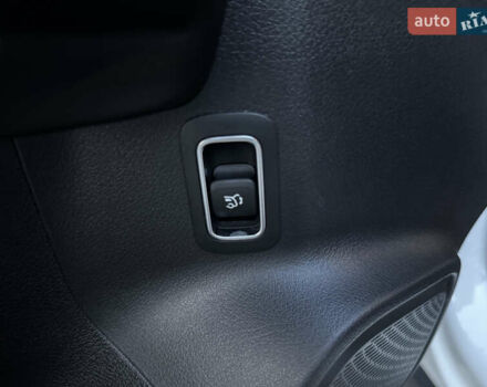 Белый Мерседес GLB-Class, объемом двигателя 1.99 л и пробегом 21 тыс. км за 28999 $, фото 45 на Automoto.ua