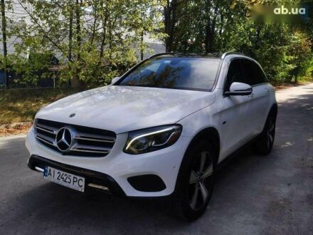 Мерседес ГЛЦ-Класс 2019 в Киеве на Automoto.ua Белый Мерседес ГЛЦ-Класс, объемом двигателя 2 л и пробегом 67 тыс. км за 39000 $, фото 1 на Automoto.ua