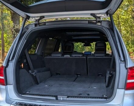 Серый Мерседес GLS 450, объемом двигателя 3 л и пробегом 68 тыс. км за 36900 $, фото 5 на Automoto.ua