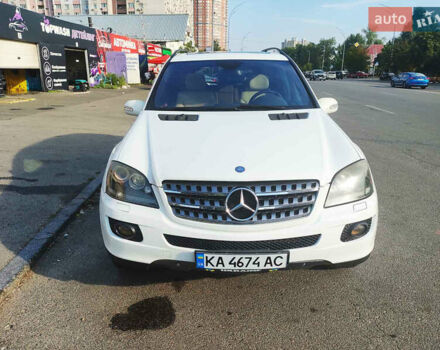 Белый Мерседес М-Класс, объемом двигателя 3.5 л и пробегом 130 тыс. км за 10600 $, фото 3 на Automoto.ua