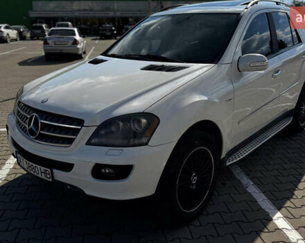 Белый Мерседес М-Класс, объемом двигателя 3.5 л и пробегом 258 тыс. км за 10900 $, фото 2 на Automoto.ua