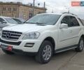 Белый Мерседес М-Класс, объемом двигателя 3.5 л и пробегом 179 тыс. км за 16690 $, фото 2 на Automoto.ua