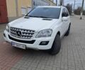 Белый Мерседес М-Класс, объемом двигателя 3 л и пробегом 250 тыс. км за 15000 $, фото 1 на Automoto.ua